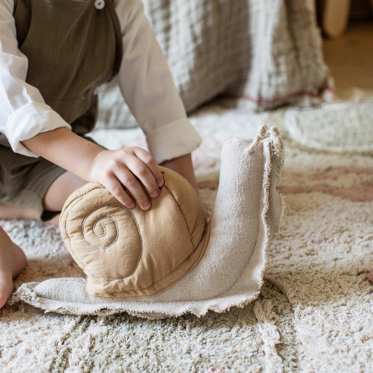 Coussin cuberta de algodon Escargot paresseux JARDIN FANTASTIQUE naturel, miel, LORENA CANALS
