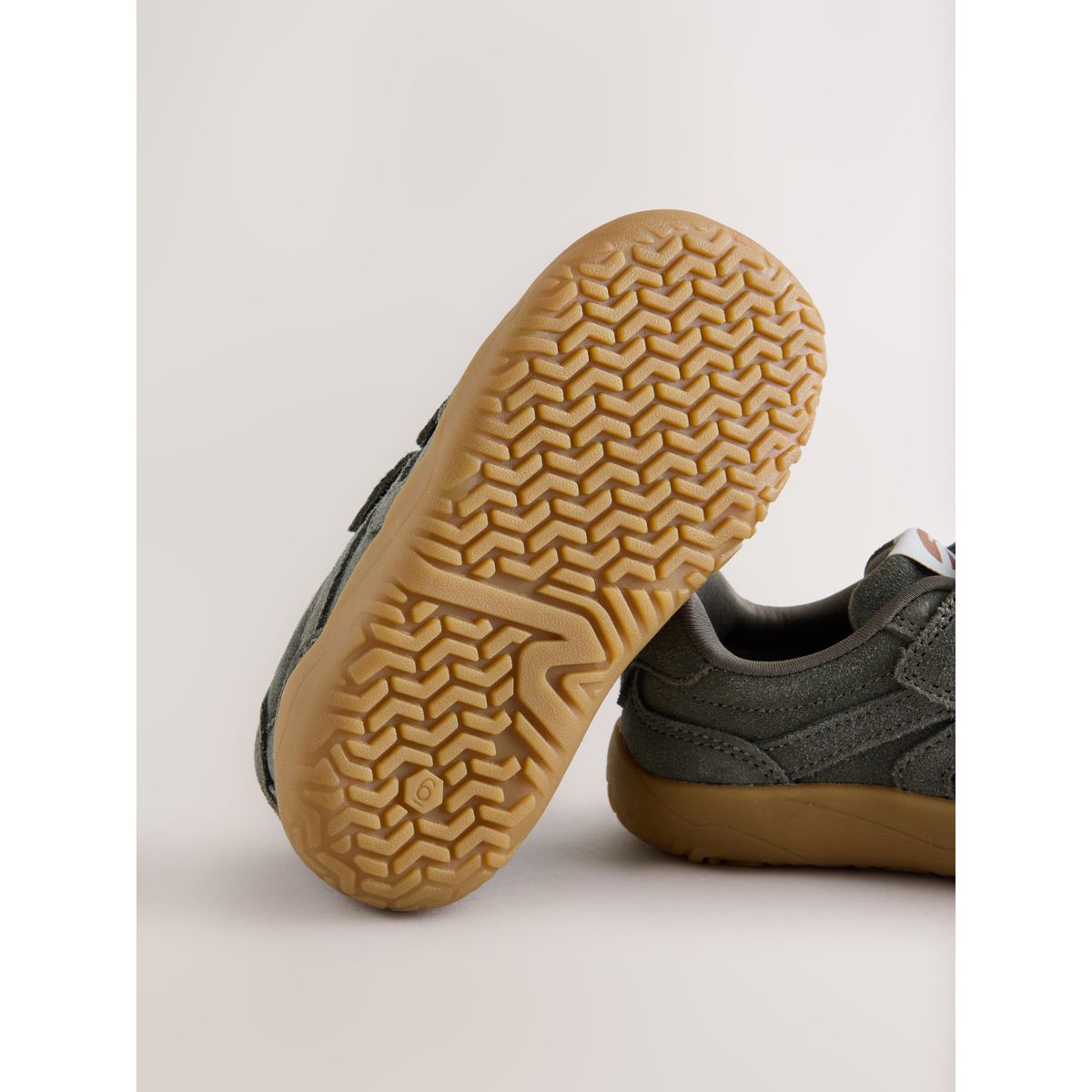 Baskets cuir scratch effet pieds nus vert kaki, NEXT