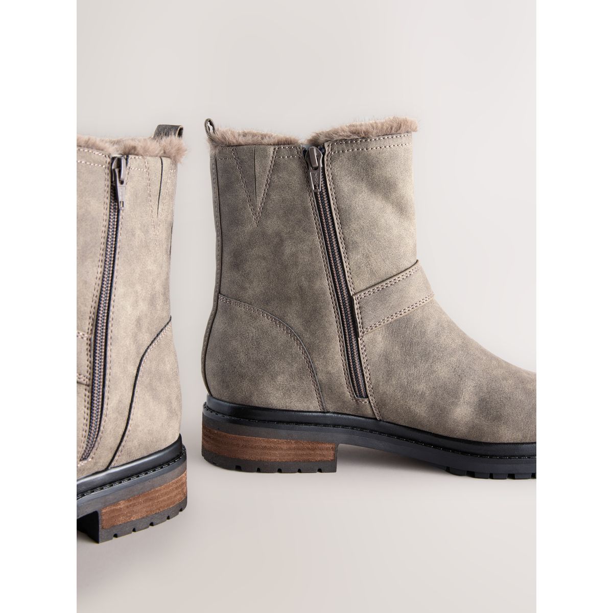 Bottines en imitation fourrure forever comfort® gris texturé, NEXT