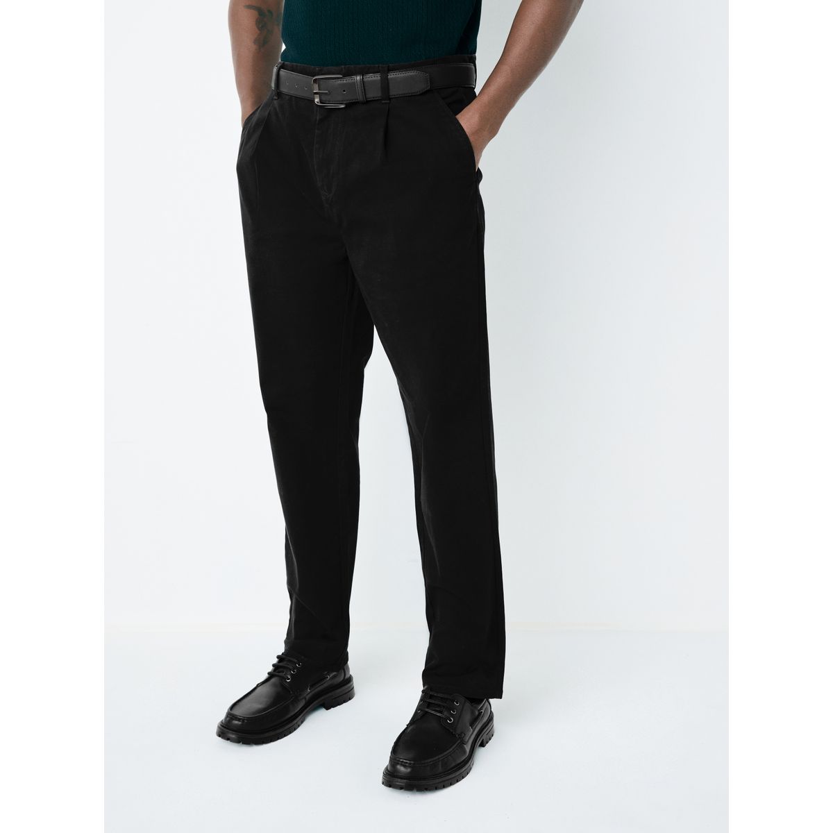 Pantalon chino doux plissé avec ceinture noir, NEXT