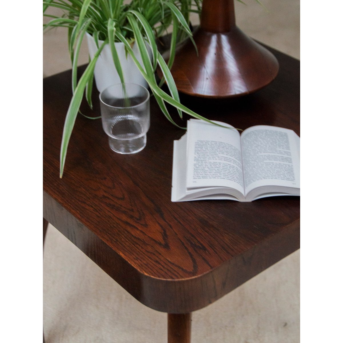 Table d'appoint en bois foncé Hanna N°772 - Bon état bois foncé, DEBONGOUT