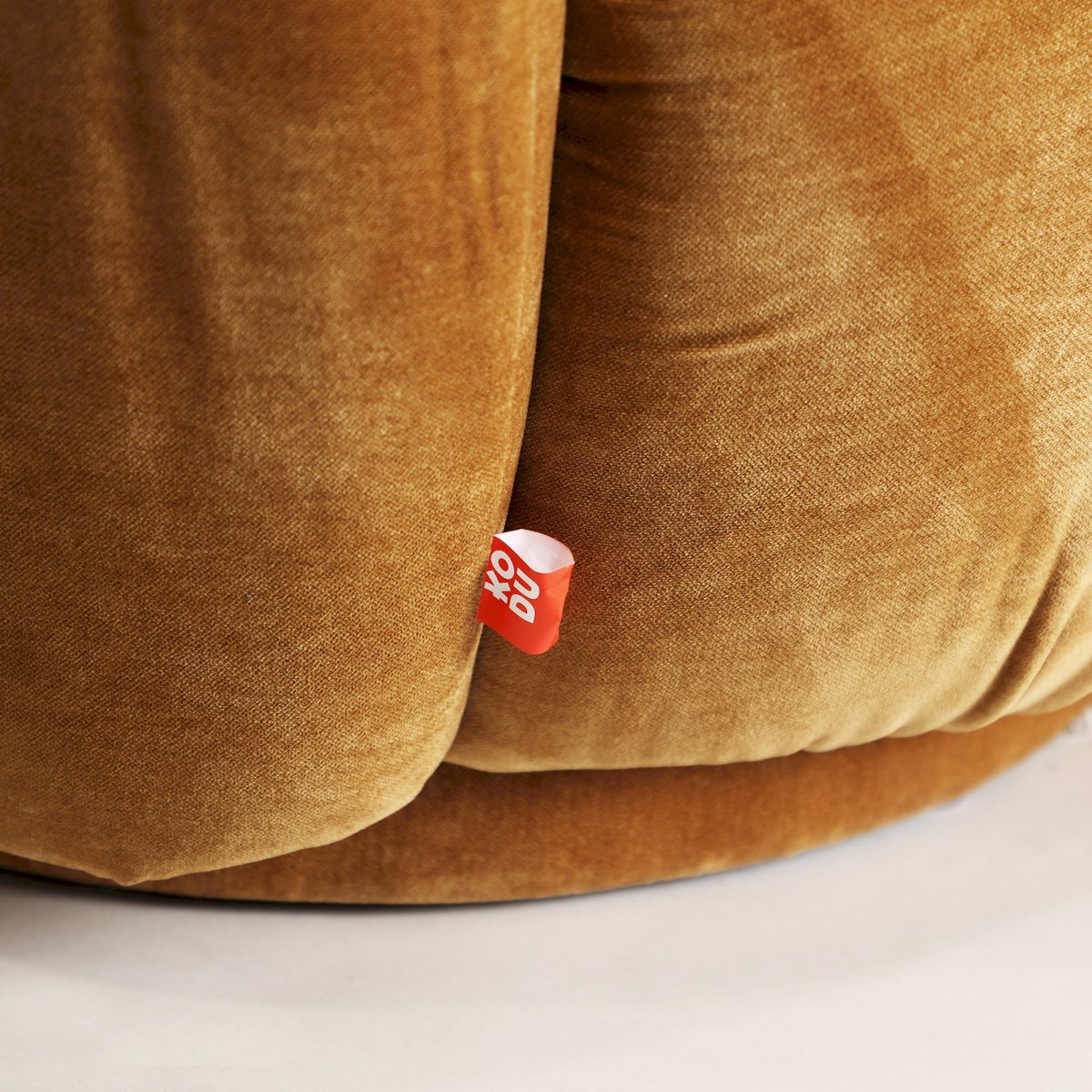 Fauteuil enveloppant contemporain VACIO ocre, RECOLLECTION