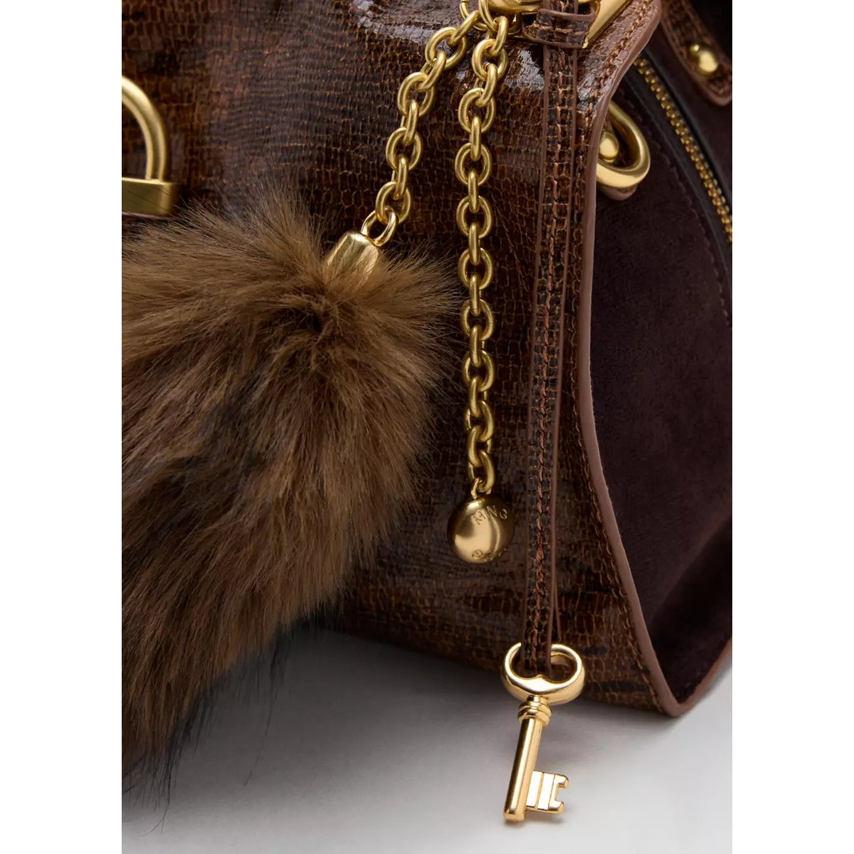 Sac cabas en cuir synthétique avec breloques marron moyen, MANGO