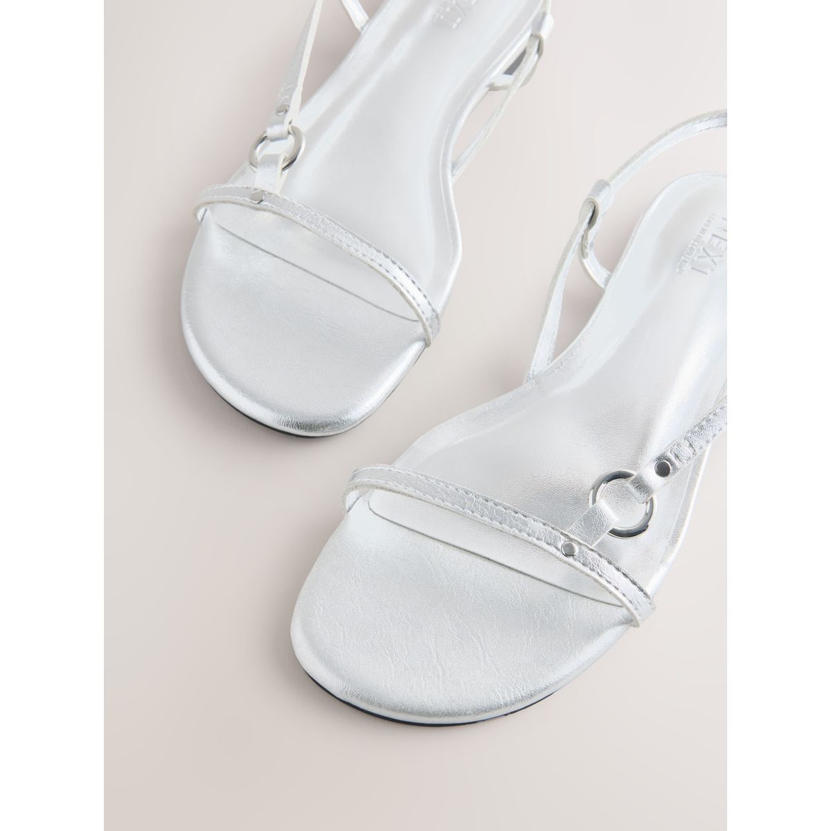 Sandales à bride arrière et détail métallique argent, NEXT