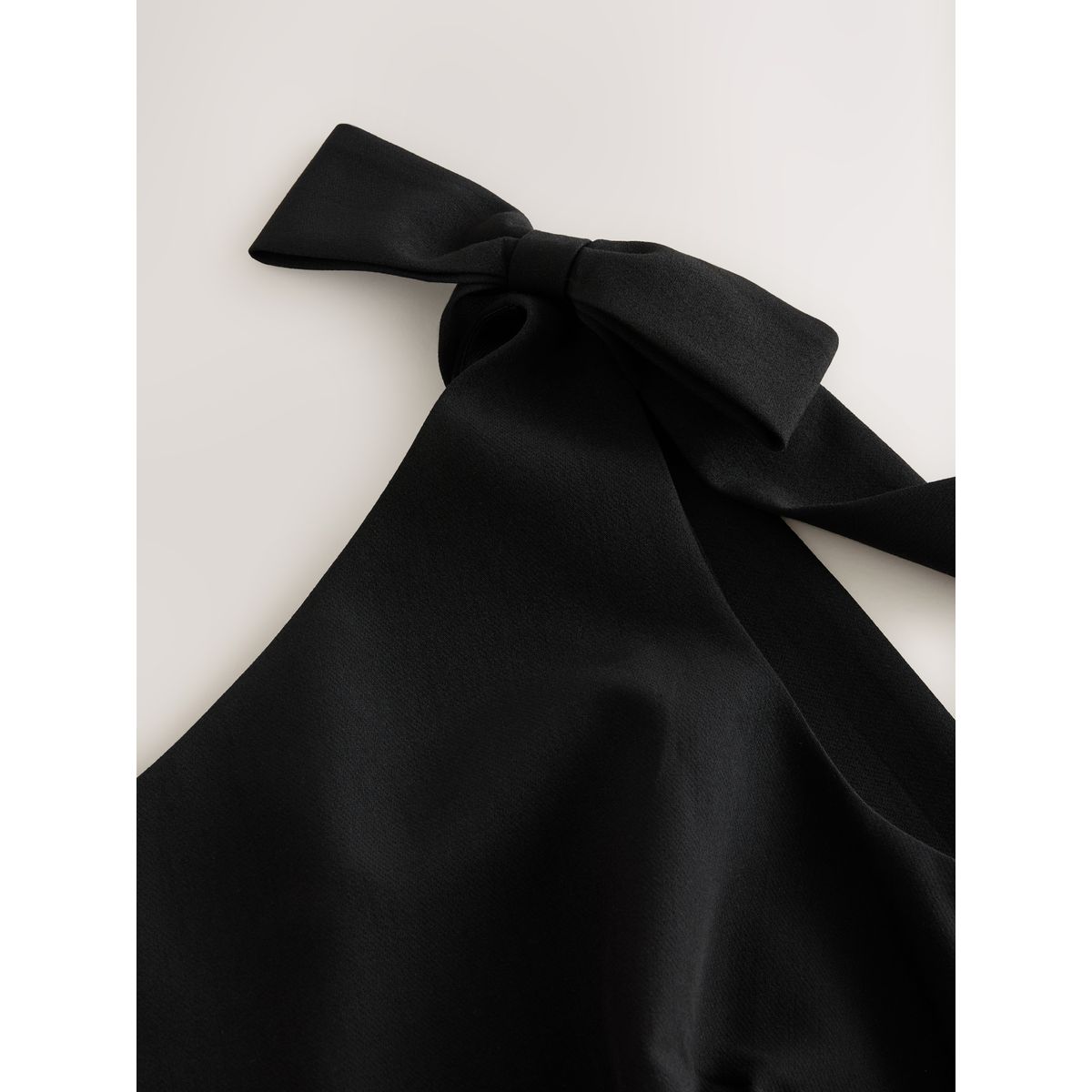 Combinaison large avec nœud à l’épaule noir, NEXT