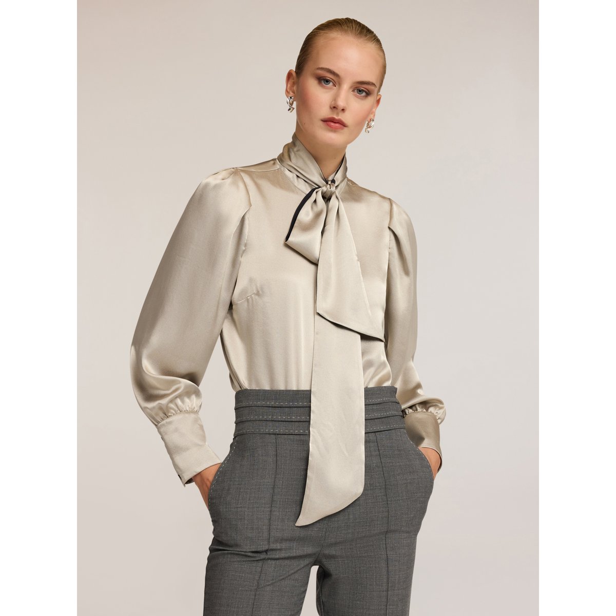 Blouse body en satin avec nœud au cou gris, MOTIVI