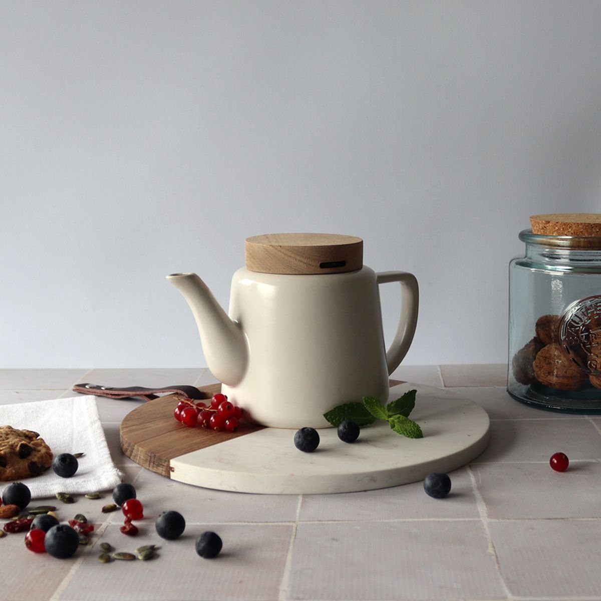 Théière en porcelaine avec couvercle en bois 680ml, ENZO blanc-naturel, OGO LIVING