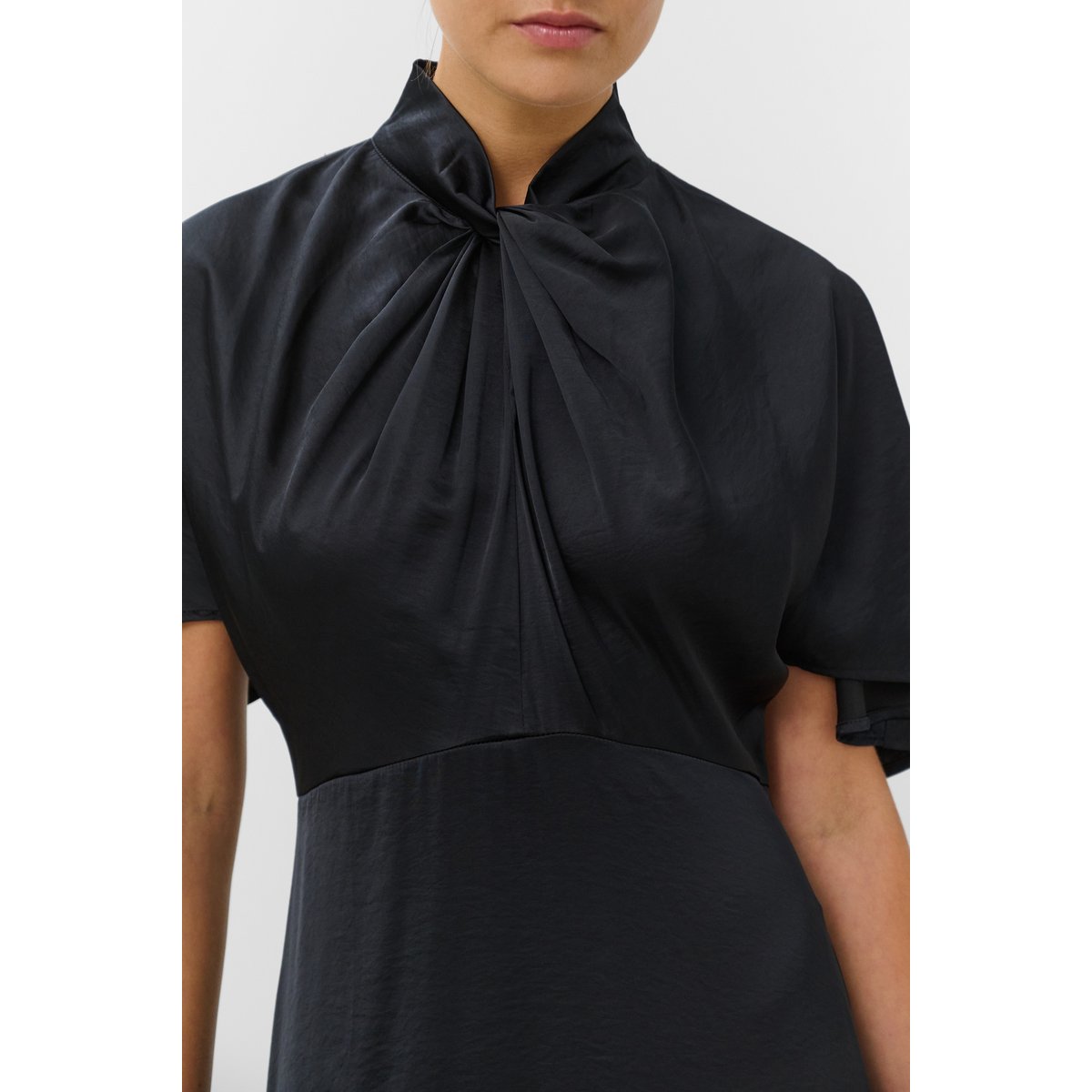 Robe noir, SOAKED IN LUXURY
