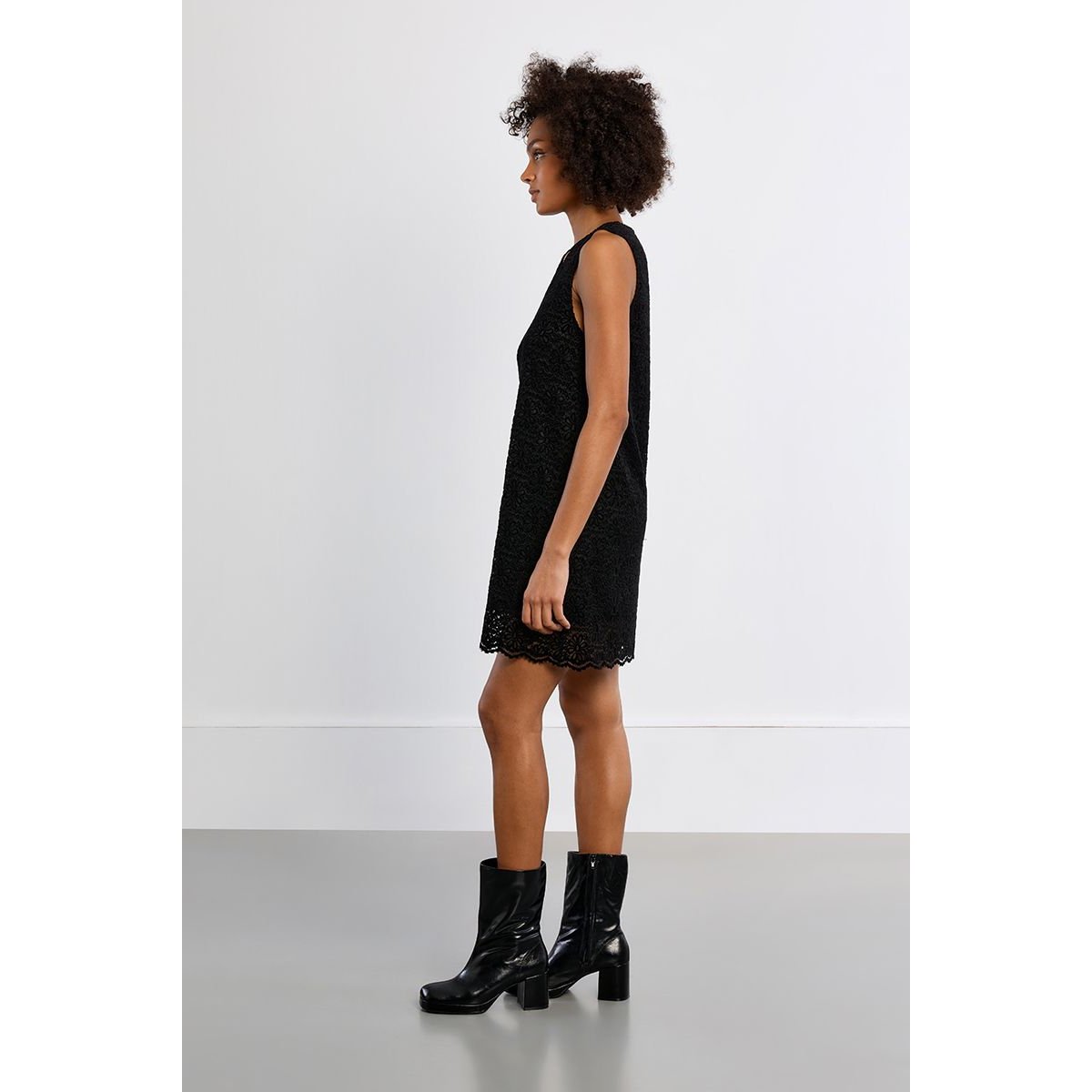 Robe mini en velours, brodée noir, LILI SIDONIO