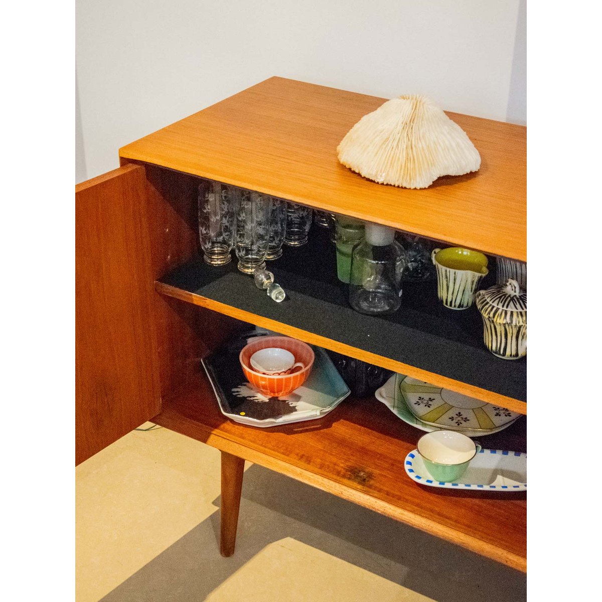 Longue enfilade en bois clair Margaret N°430 - Bon état bois foncé, DEBONGOUT