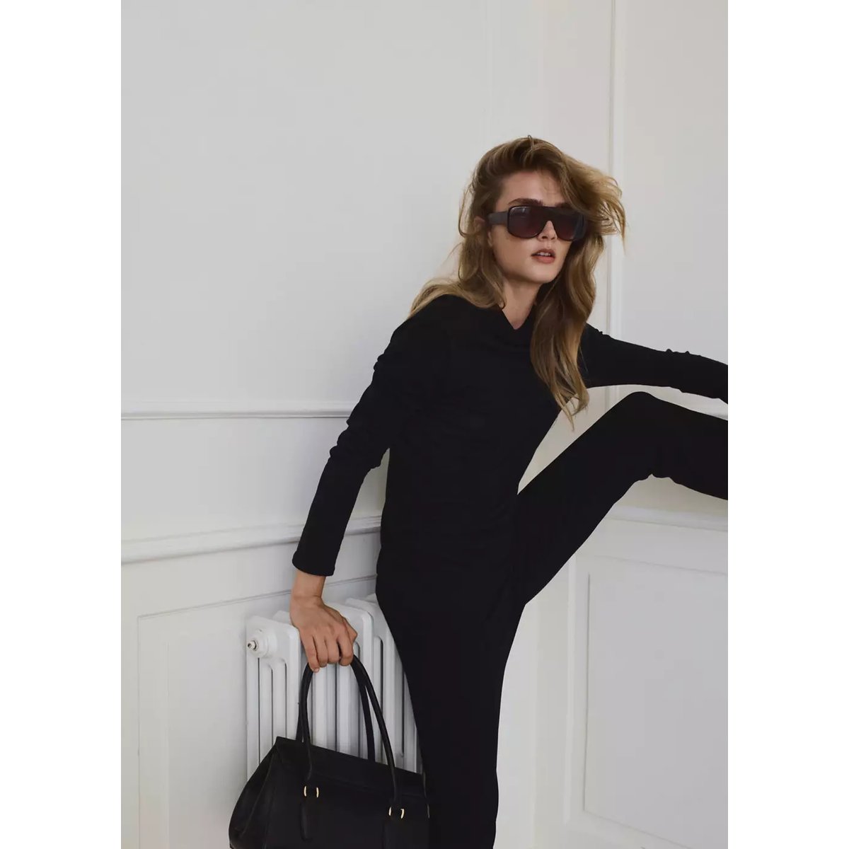 Sac à bandoulière en cuir synthétique avec breloque noir, MANGO