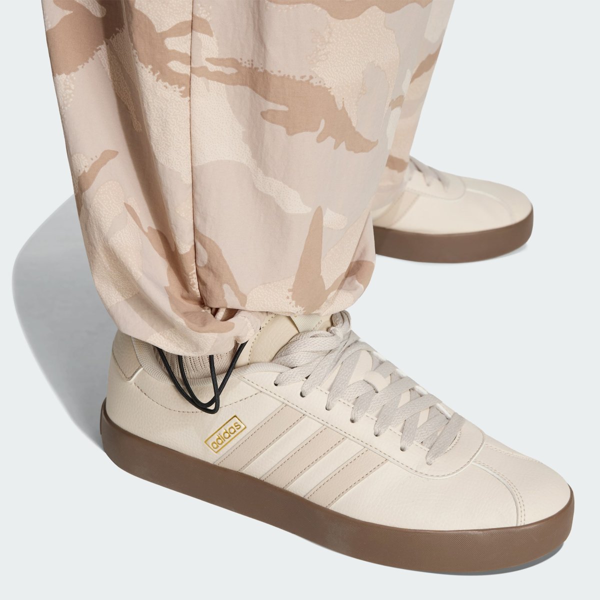 Pantalon Parachute Tissé Camouflage Seasonal Essentials Pantalon Parachute Tissé Camouflage Seasonal Essentials multicolor / chalky brown / crystal linen / light brown, ADIDAS SPORTSWEAR