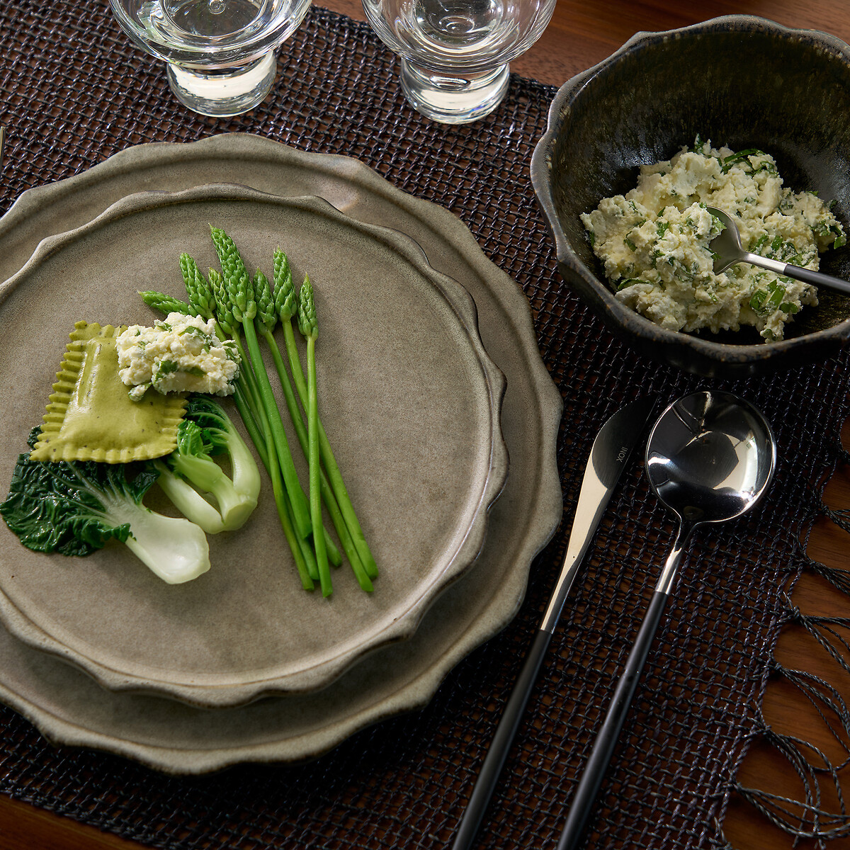 Lot 4 assiettes plates grès émail réactif, Arigato blanc grisé, AM.PM