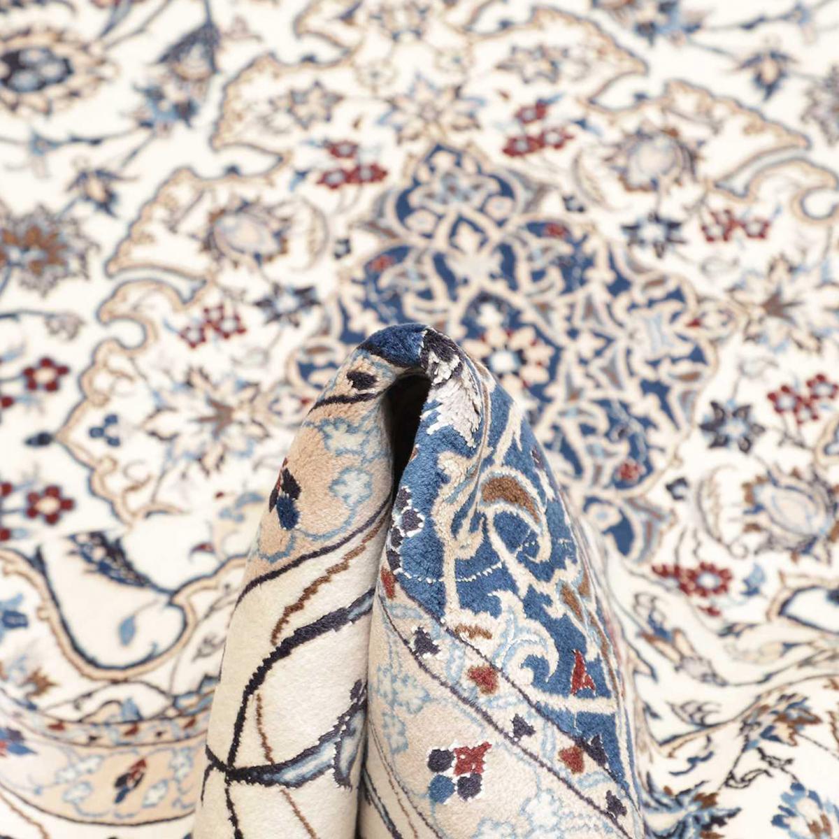 Tapis d'orient, motif oriental noué main en laine et soie crème, bleu, rouge, UN AMOUR DE TAPIS