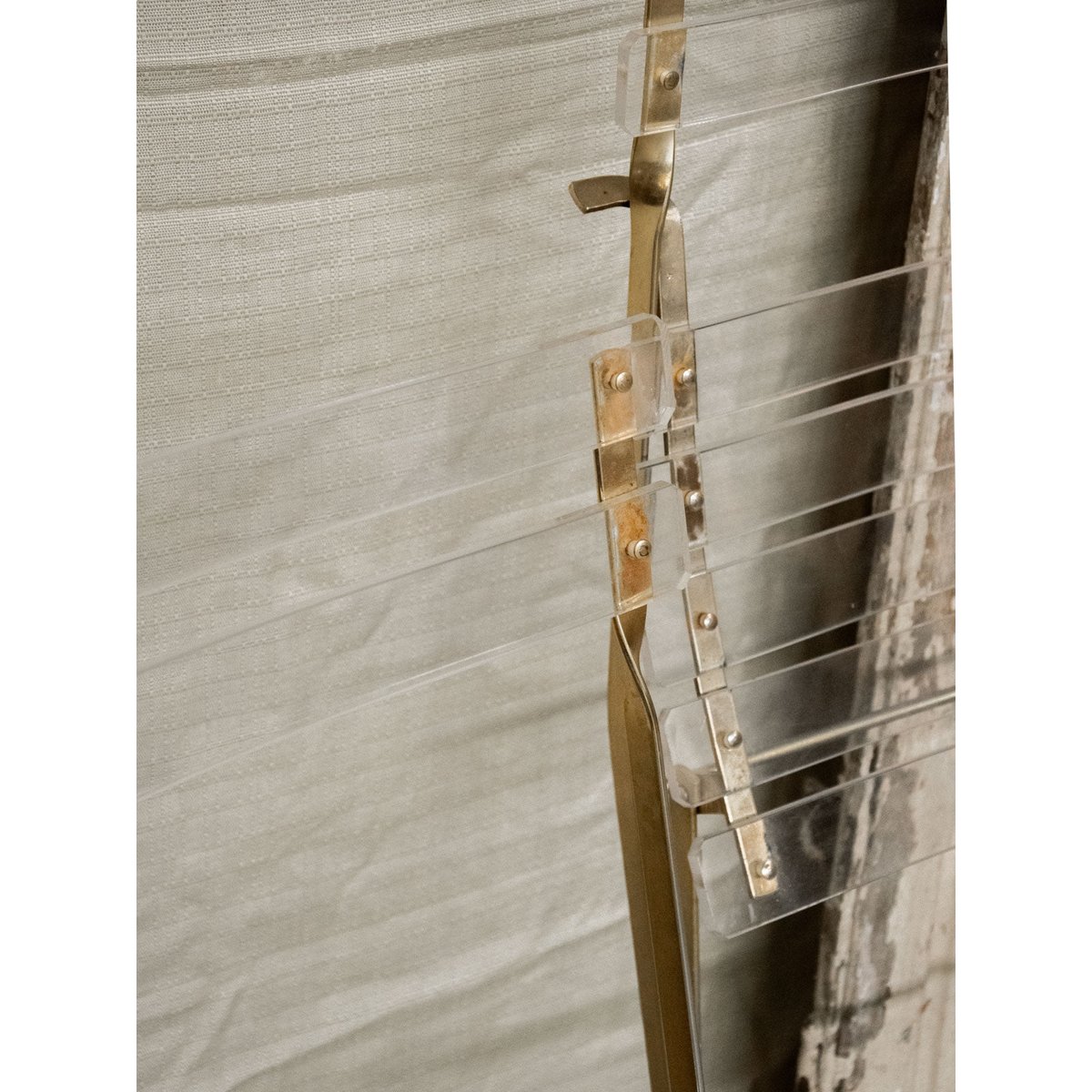 Paire de chaises en plexiglass Alma N°1102 - Bon état métal, DEBONGOUT