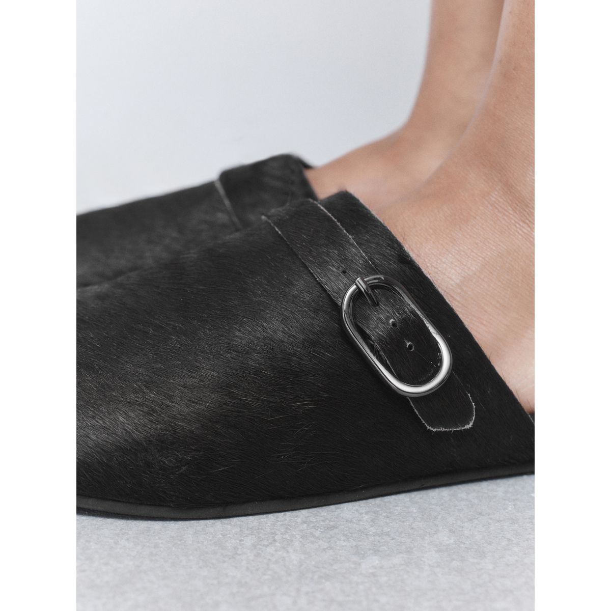 Chaussures fines à bout rond et assise moulée noir, NEXT
