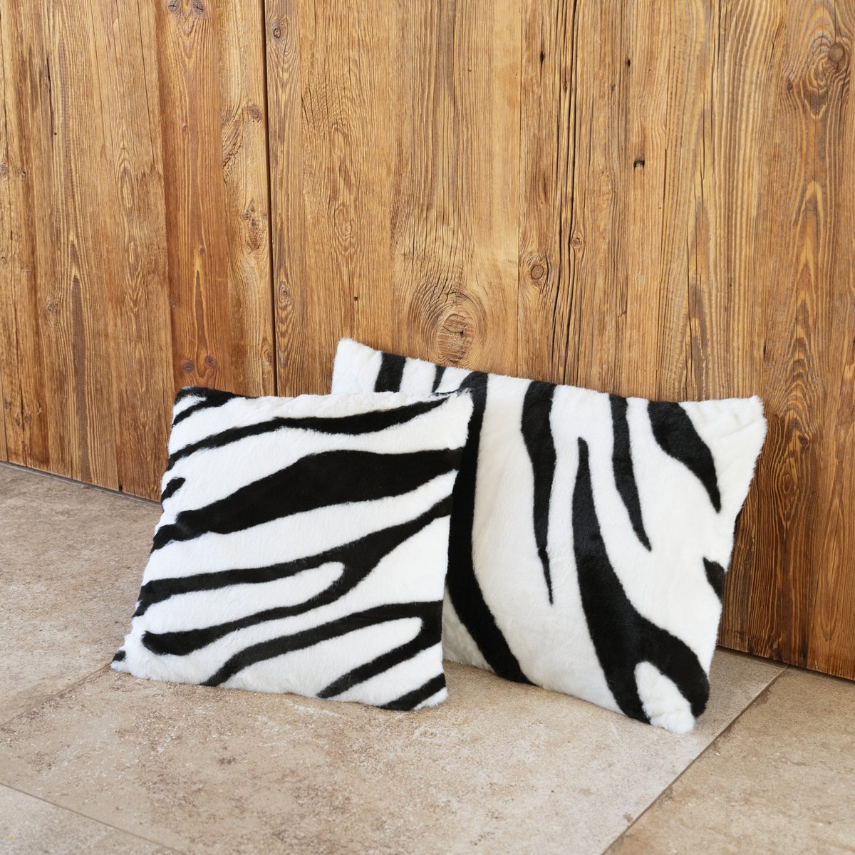 Coussin garni à motif zèbre avec dos en velours - QABANE noir, HOME MAISON