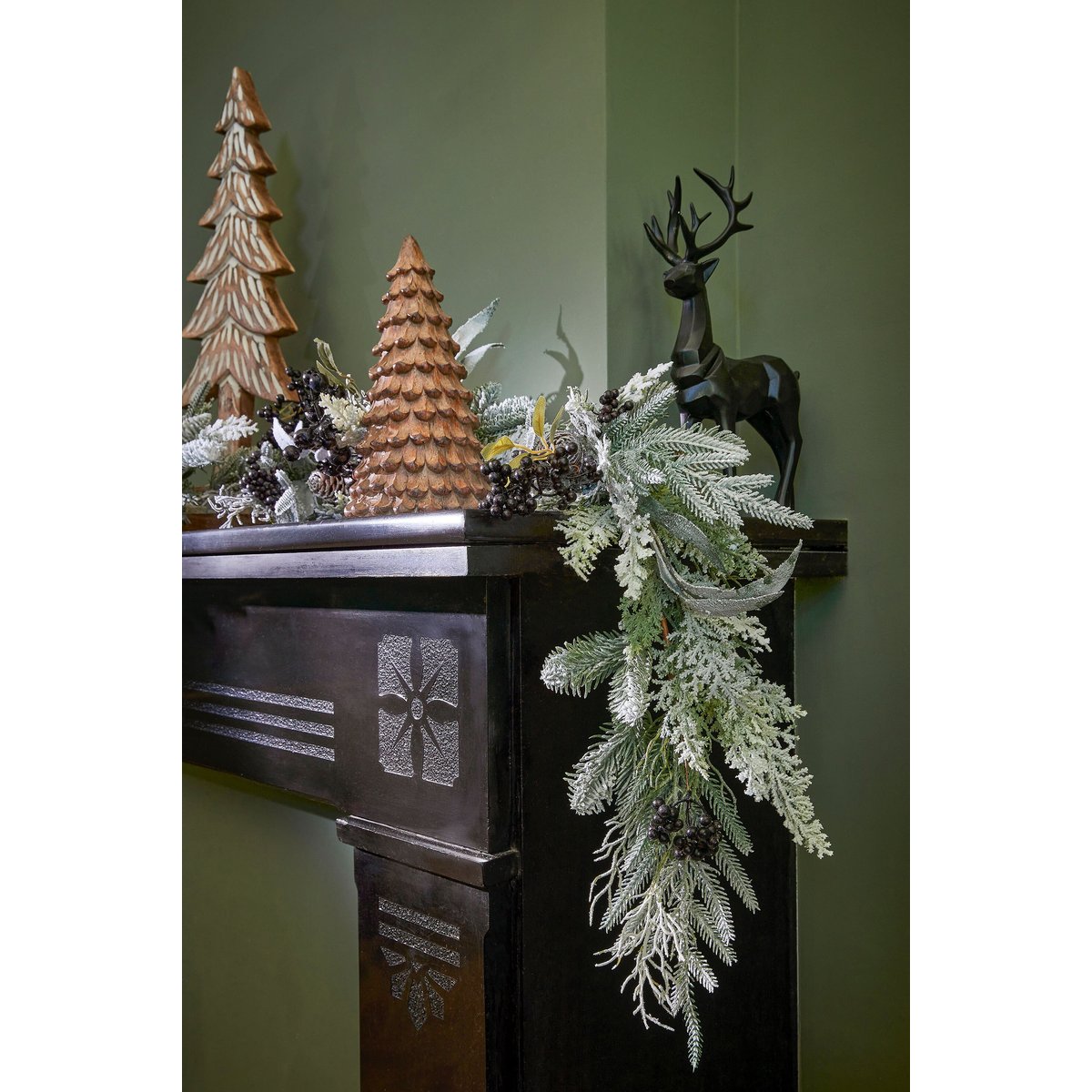 Guirlande de Noël enneigée avec pommes de pin VESPER vert, MICA DECORATIONS