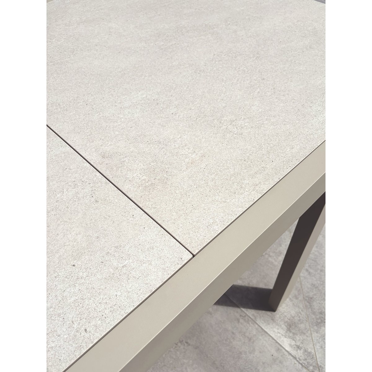 Table de jardin en aluminium et plateau sinterstone KALIBO grège, DCB GARDEN