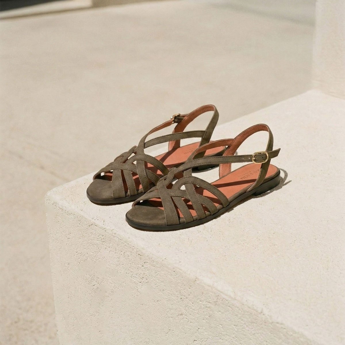 Sandales plates brides cuir daim kaki, JULES & JENN