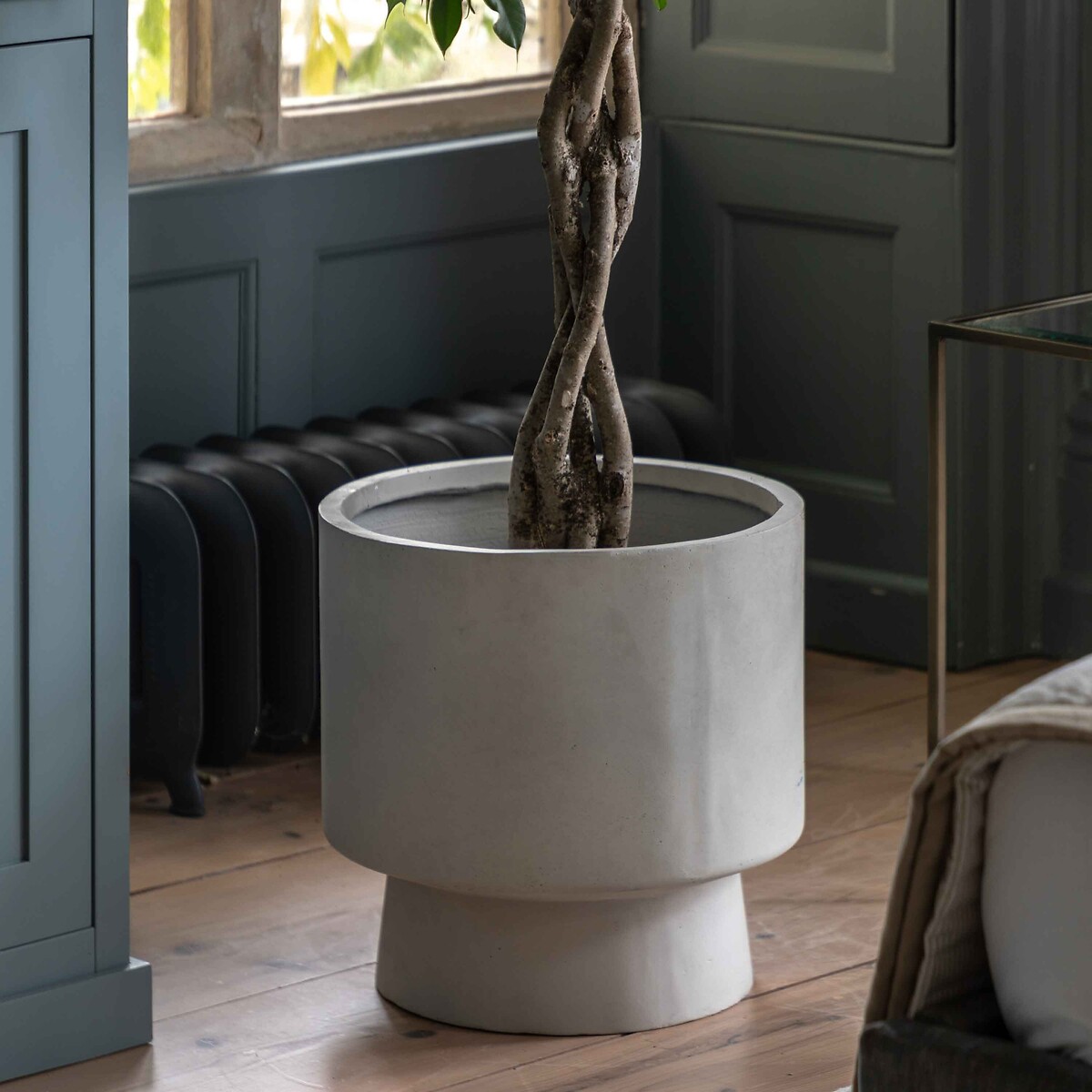 Ortelle Footed Outdoor Planter in White white, ÉDITÉ