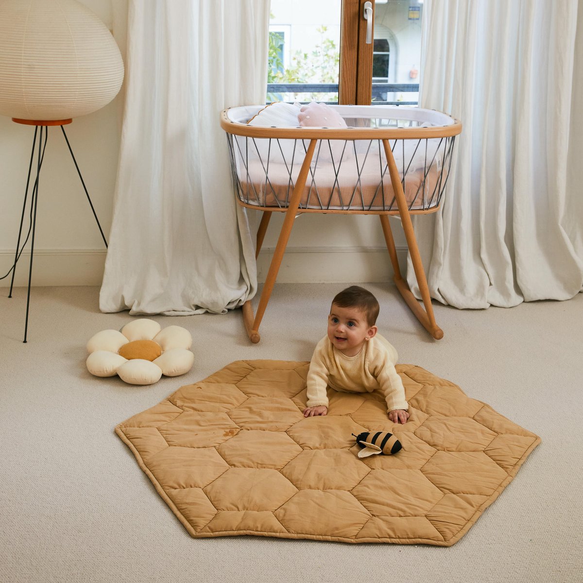 Tapis de jeu nid d'abeille en coton PLANET BEE jaune, LORENA CANALS