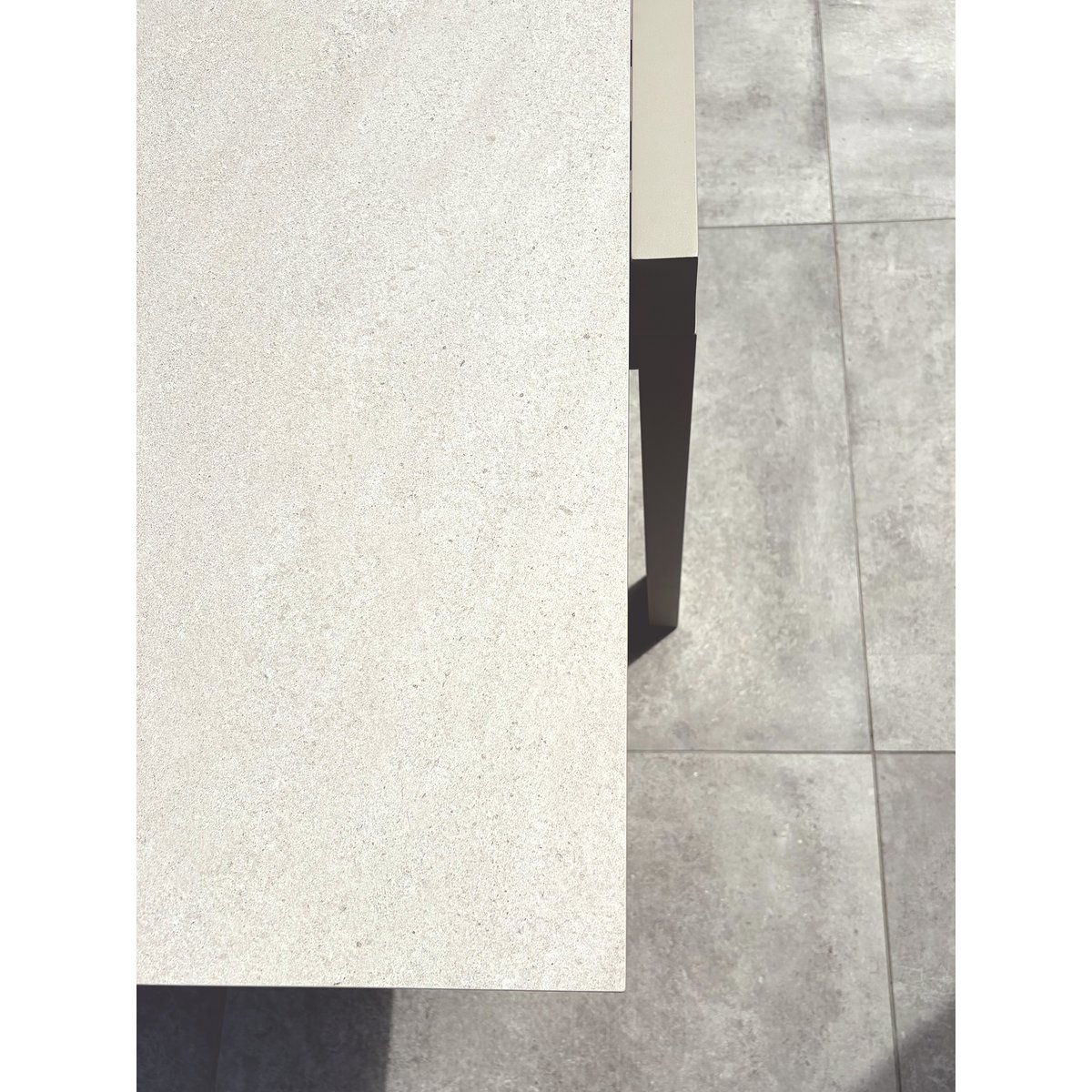 Table de jardin en aluminium et plateau sinterstone KALIBO grège, DCB GARDEN