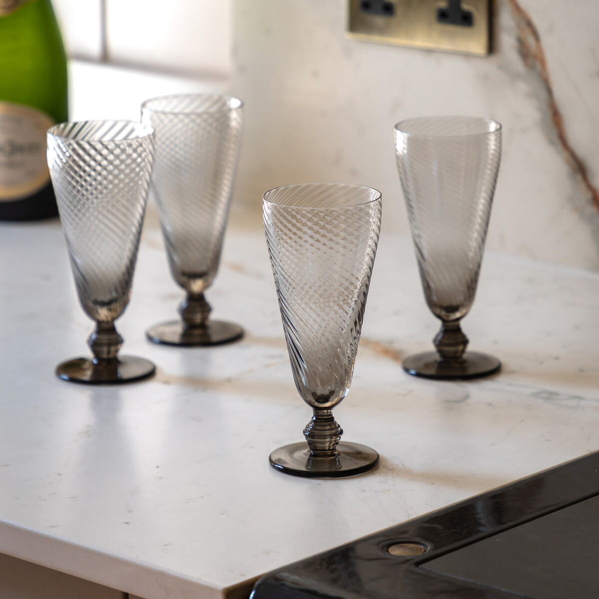 Set of 4 Vela Champagne Flutes in Smoked Grey grey, ÉDITÉ
