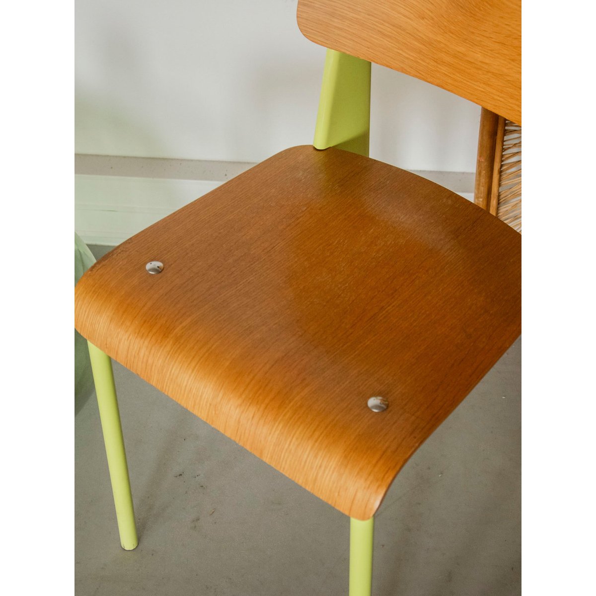 Chaise aux pieds jaune fluo Alma N°1923 - Bon état jaune, DEBONGOUT