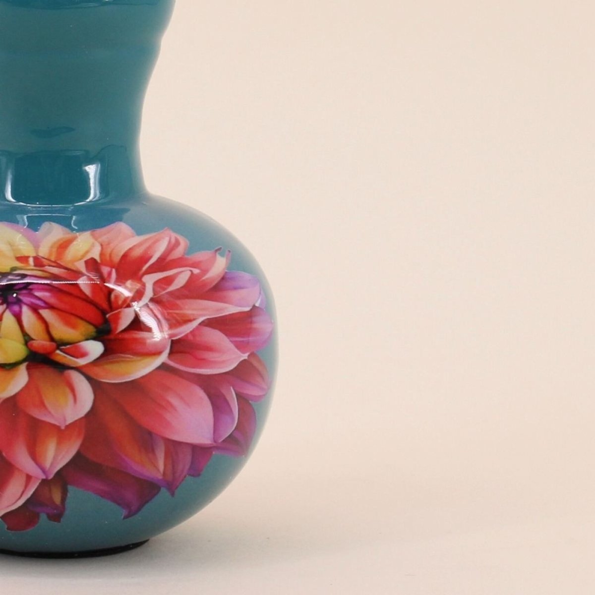 Vase en métal laqué fleuri, H13cm bleu, HASHTAG DECO