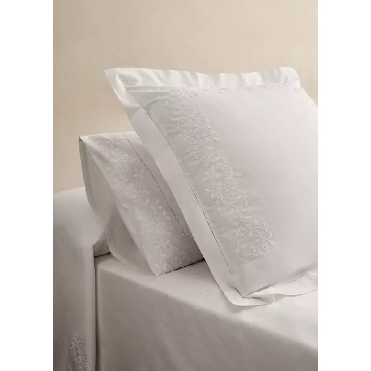 Deux taies d'oreiller percale de coton broderie fleur 50x75 cm blanc, MANGO HOME