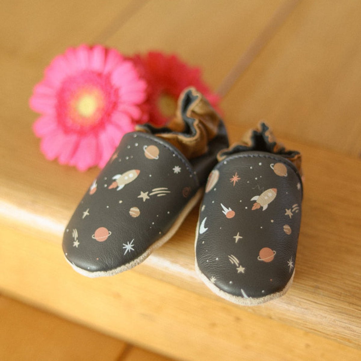 Chaussons bébé cuir souple Maxence dans l'espace bleu marine, TICHOUPS