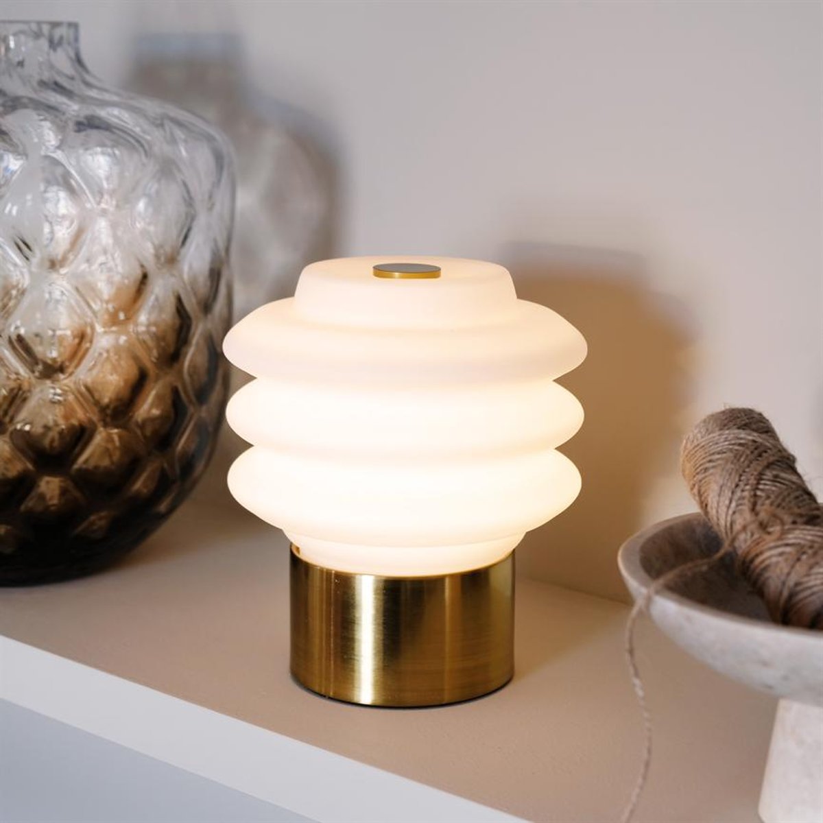 Lampe à poser LED verre opale DIVA laiton, DYBERG LARSEN