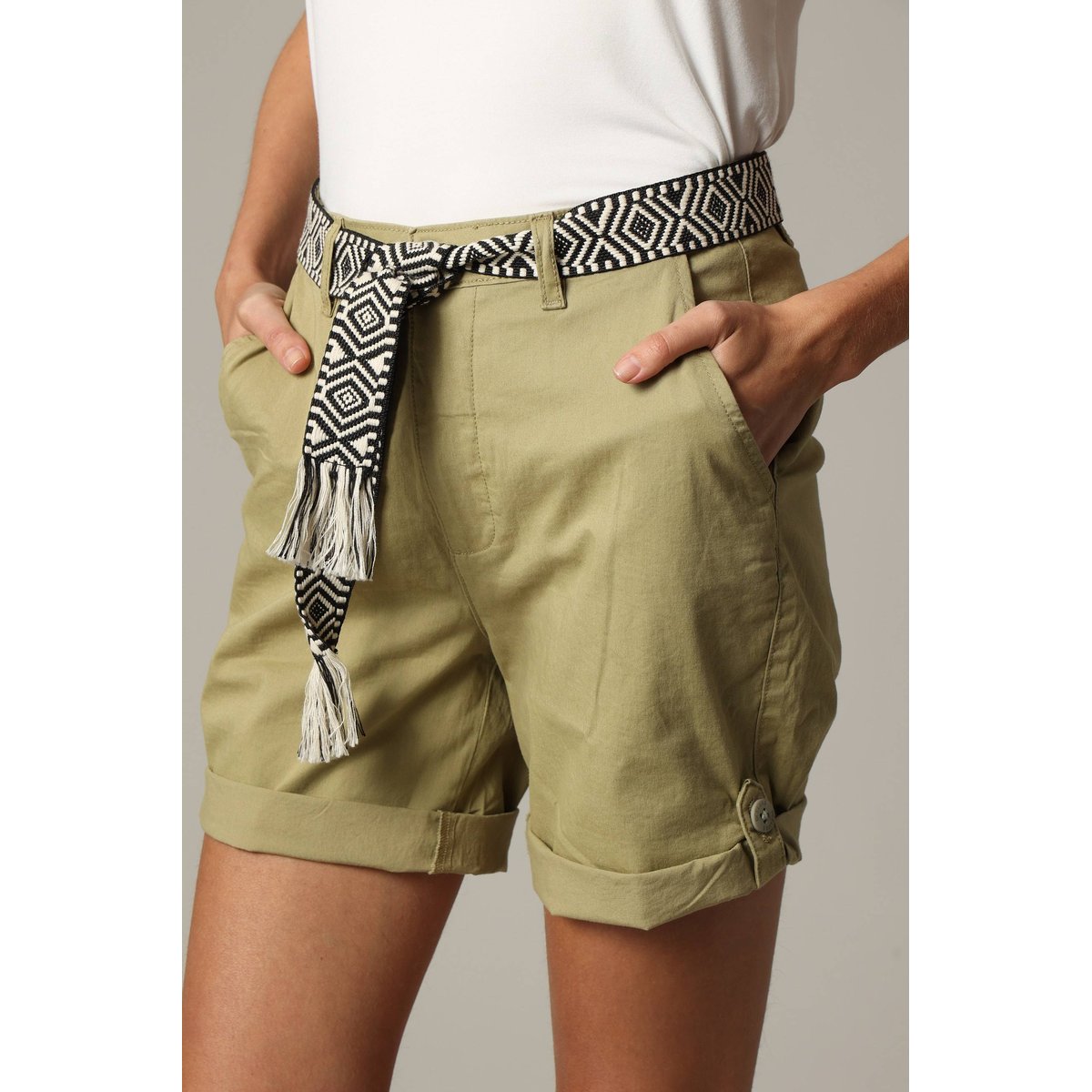 Short mi-long avec ceinture ethnique à motifs et bas à revers KAIJA light khaki, DEELUXE