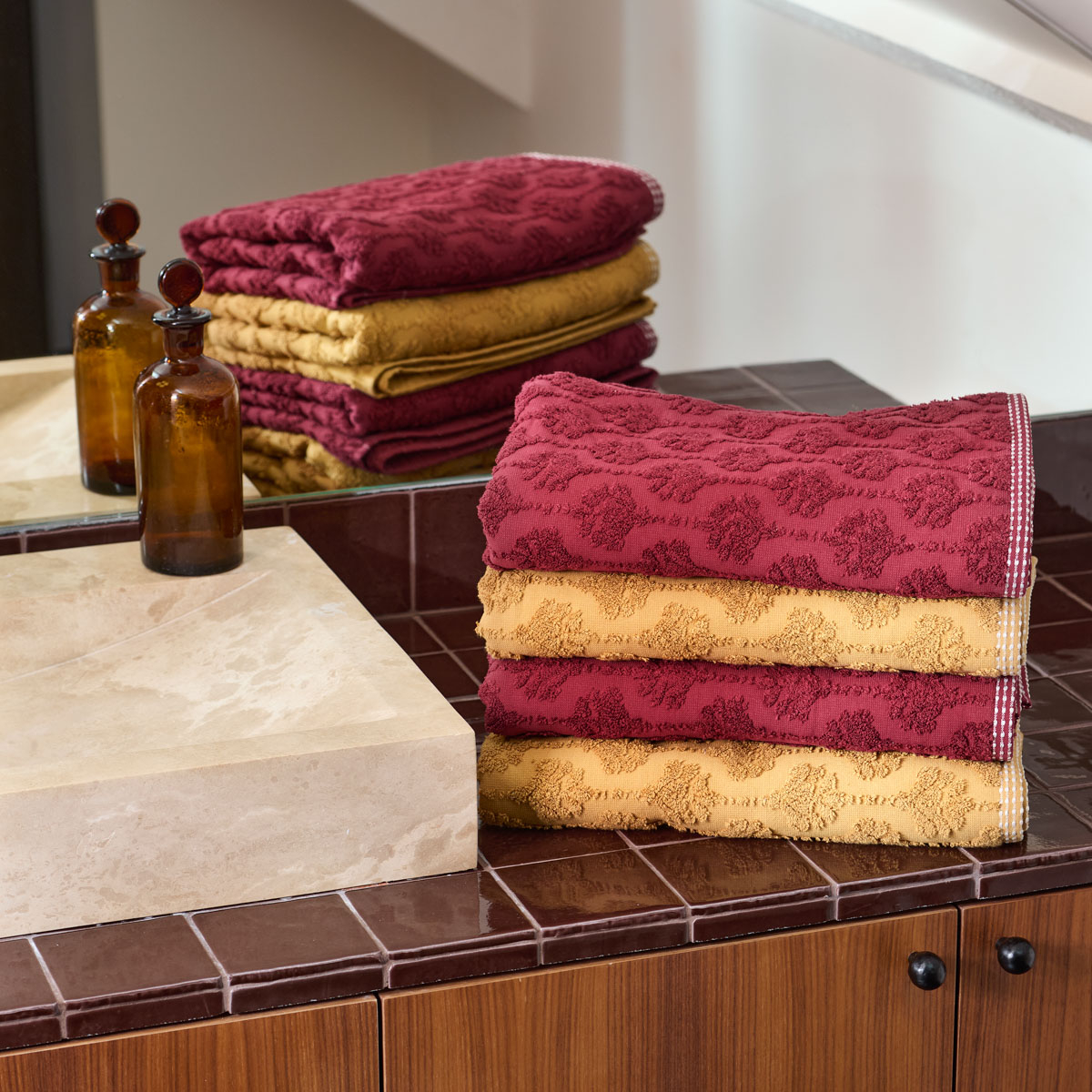 Serviette invitée Néroli - Éponge jacquard ciselée prune, TRADITION DES VOSGES