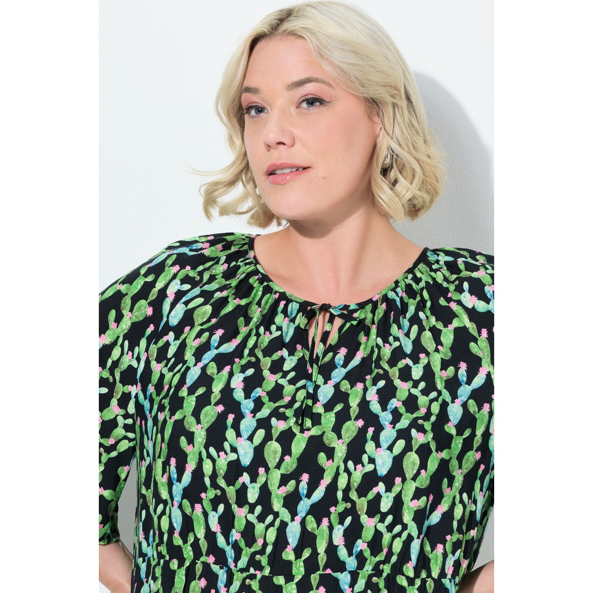 Robe midi, coupe évasée, col tunisien noir, ULLA POPKEN