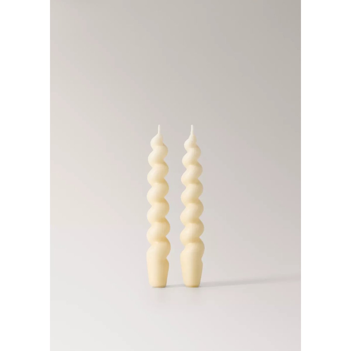 Bougies décoratives moyennes avec motif en spirale blanc cassé, MANGO HOME