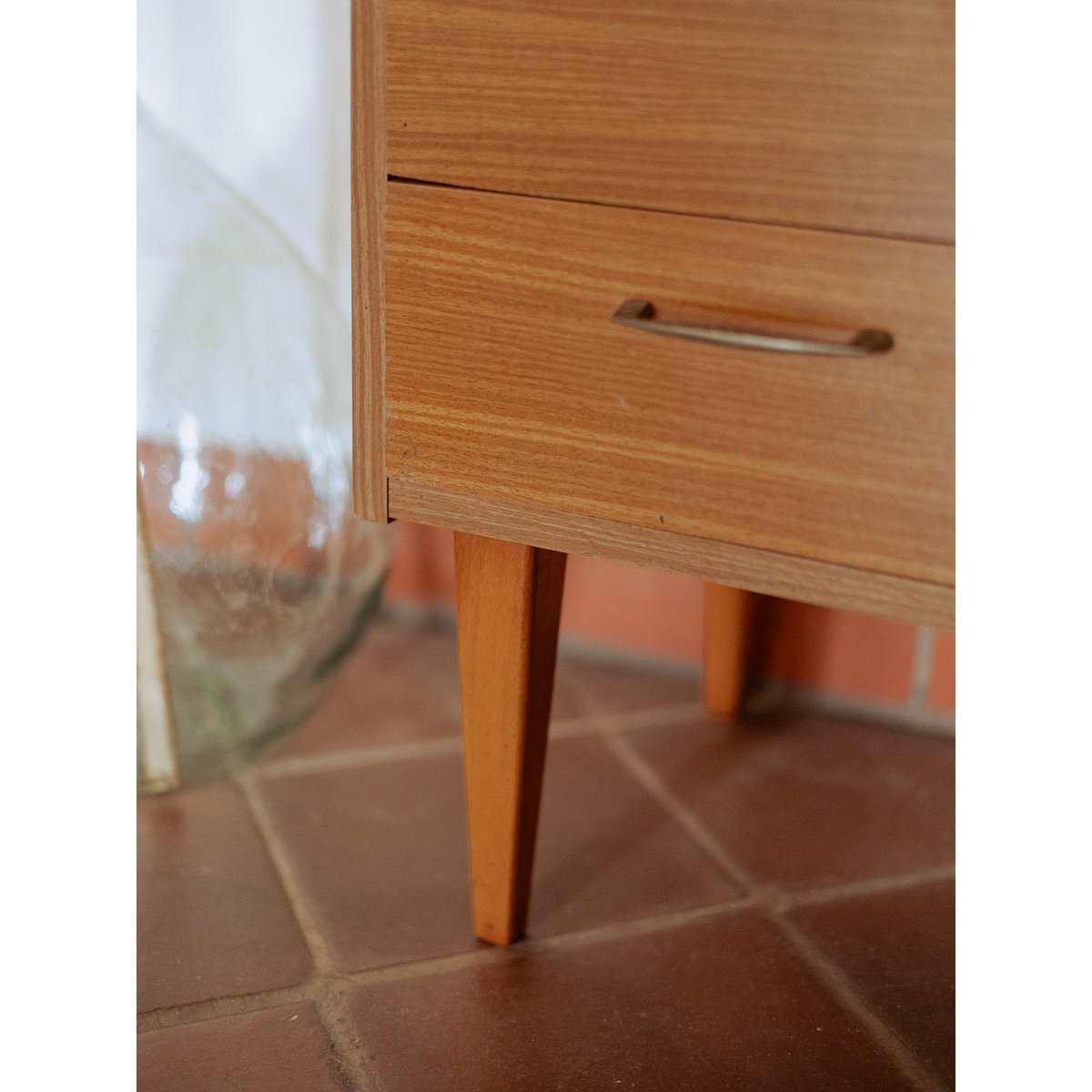 Commode scandinave aux poignées en métal doré Olga N°687 - Bon état bois clair, DEBONGOUT