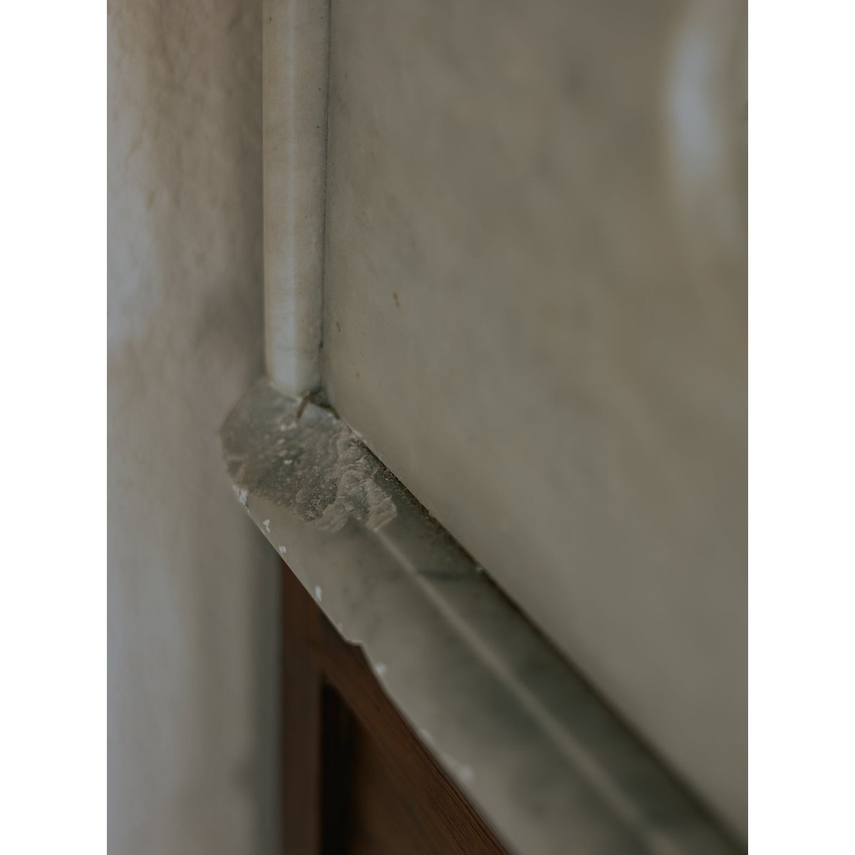 Buffet de rangement avec compartiment en marbre blanc Gilbert N°1714 - Bon état bois foncé, DEBONGOUT