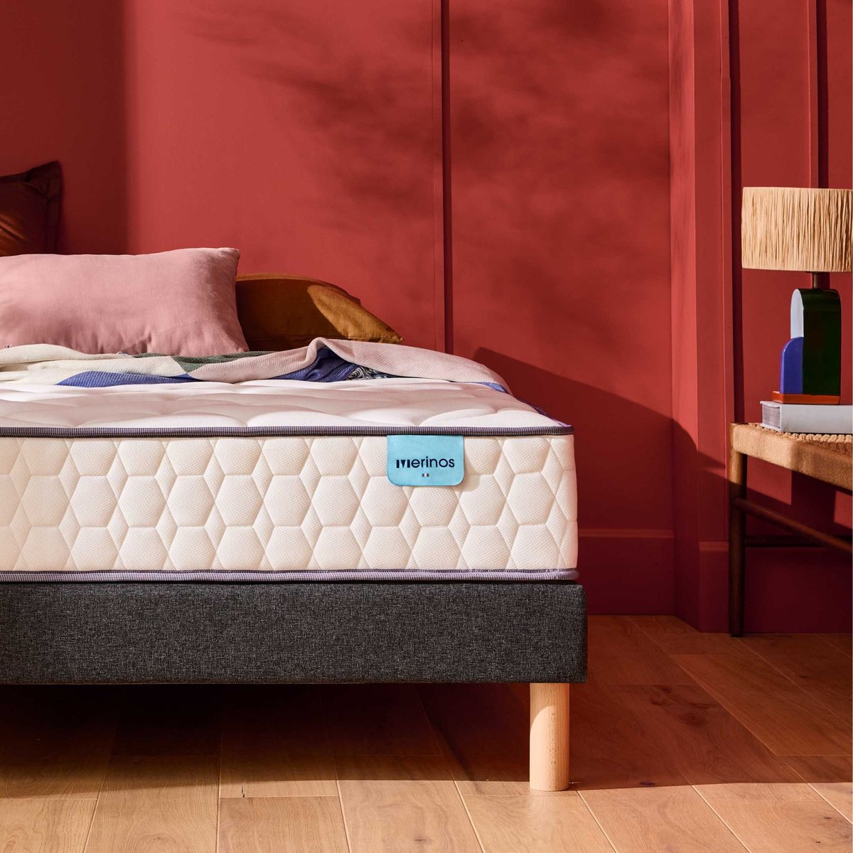 Ensemble matelas ressorts ensachés COSY LIT, sommier ferme et pieds blanc, MERINOS