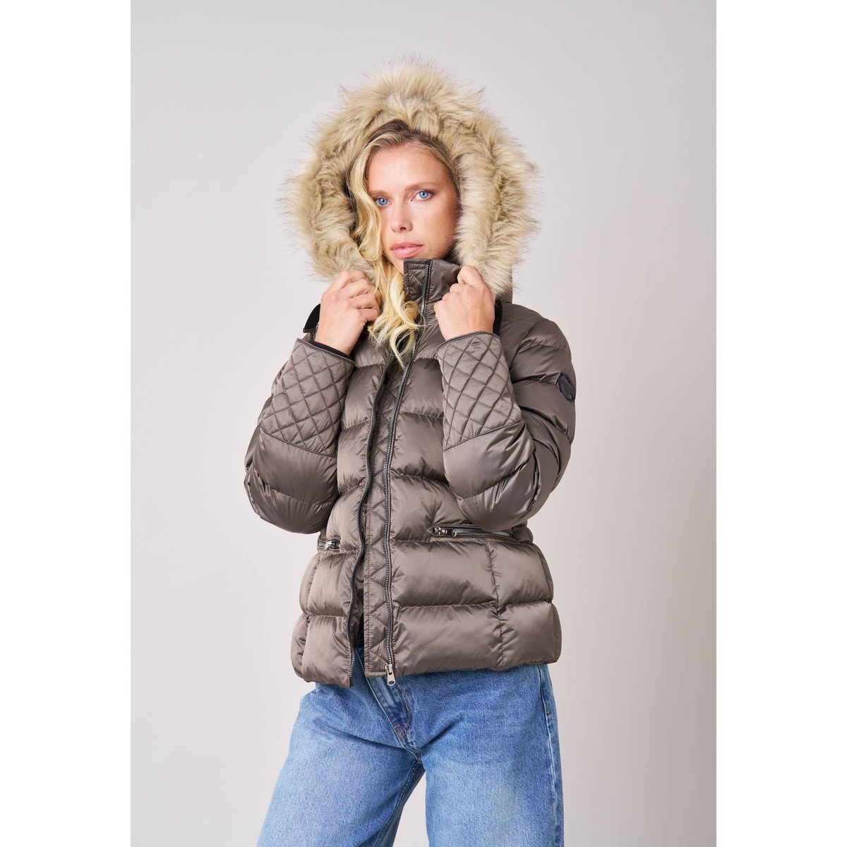 Doudoune femme avec capuche imitation fourrure GINNIE taupe, DEELUXE