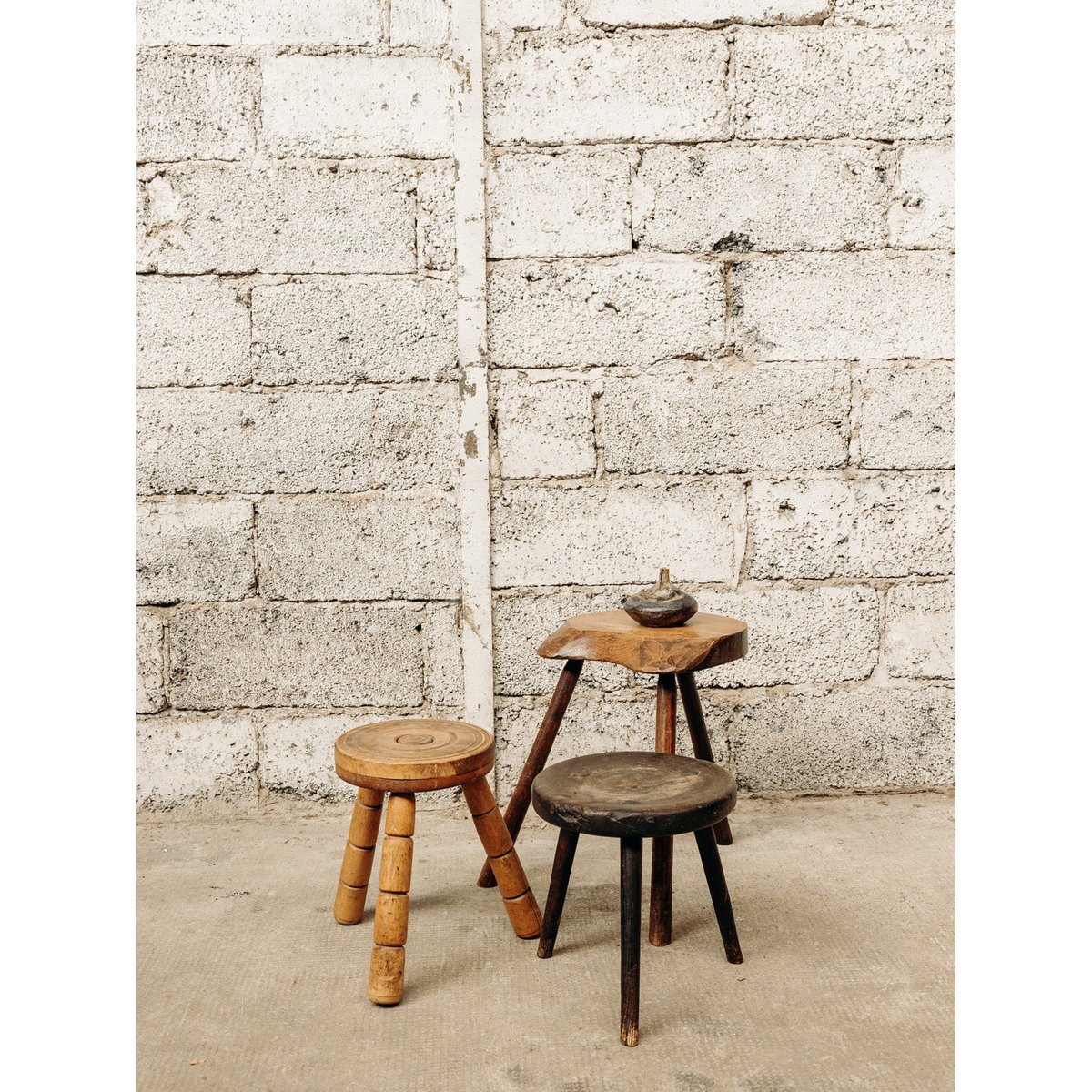 Tabouret tripode en bois Regis N°409 - Bon état bois, DEBONGOUT