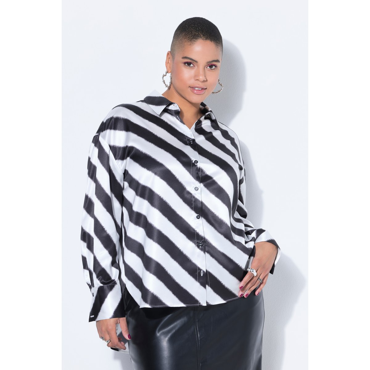 Chemisier oversize en satin, à rayures noir, STUDIO UNTOLD