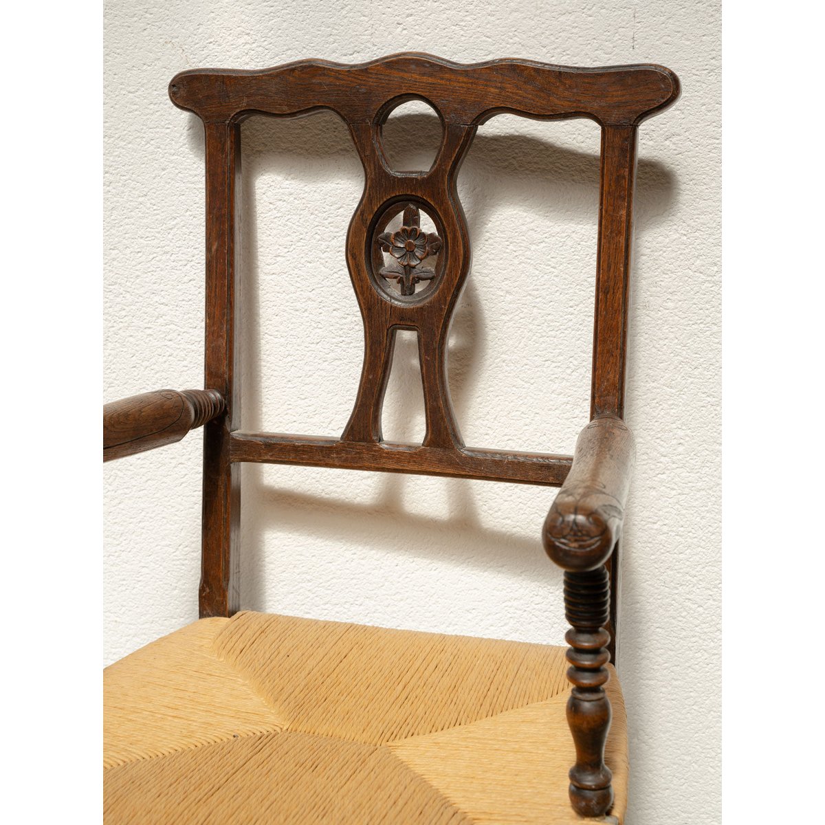 Grand fauteuil en bois gravé et en paille Ernest N°1084 - Bon état bois foncé, DEBONGOUT