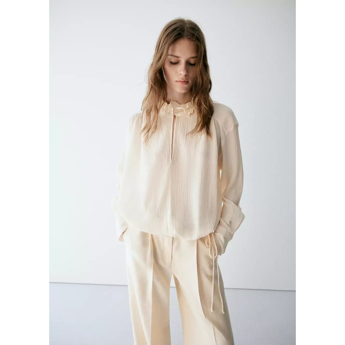 Blouse fluide volantée écru, MANGO