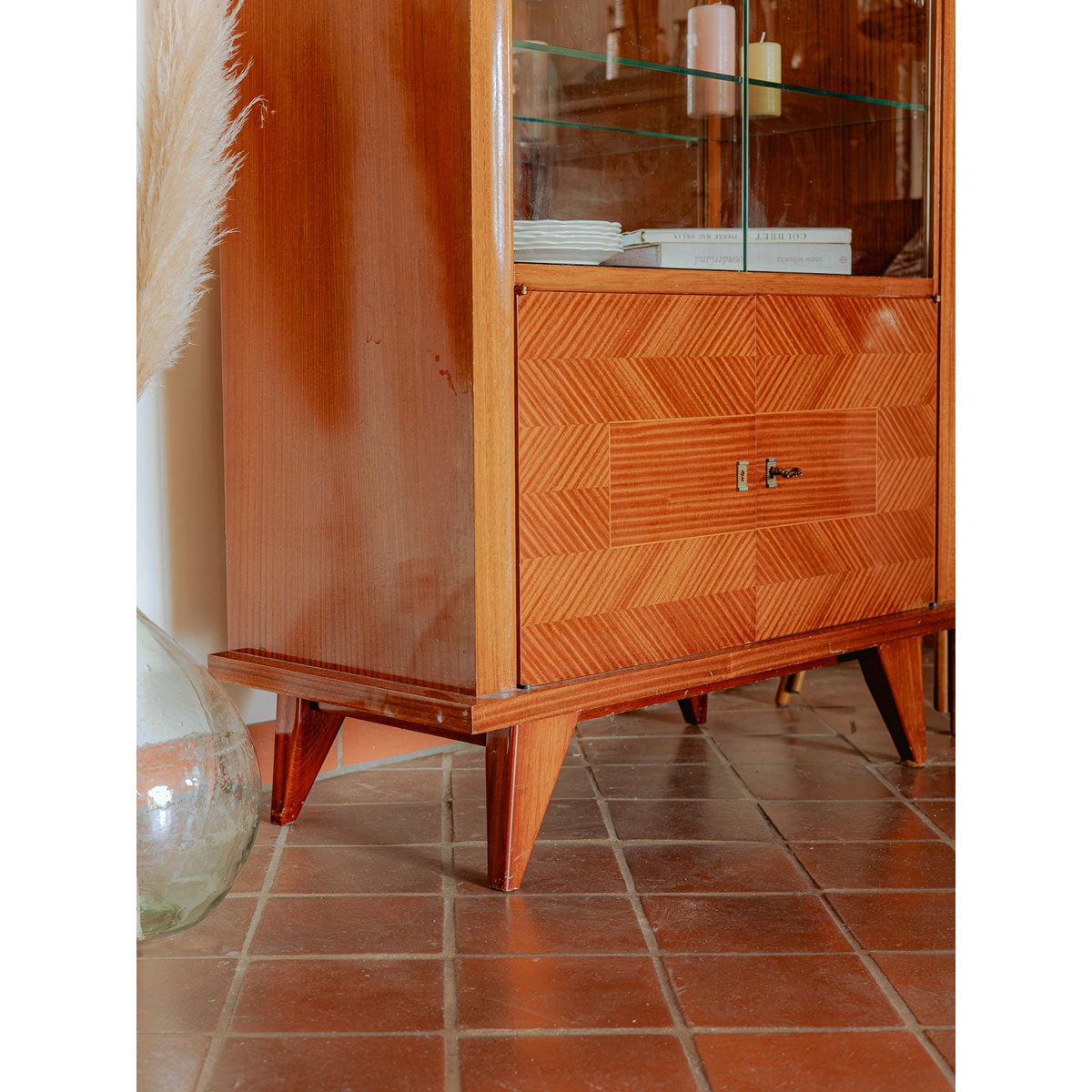 Vitrine mid-century modern Victoria N°1296 - Bon état bois clair, DEBONGOUT