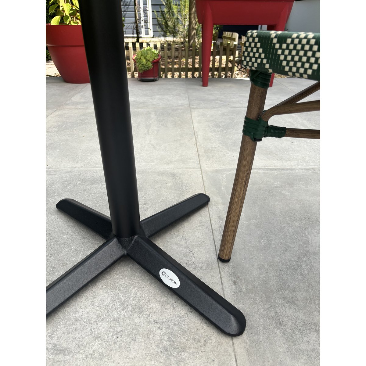 Ensemble repas de jardin 2 places en acier et plateau rond terrazzo BISTRO vert, CITY GARDEN