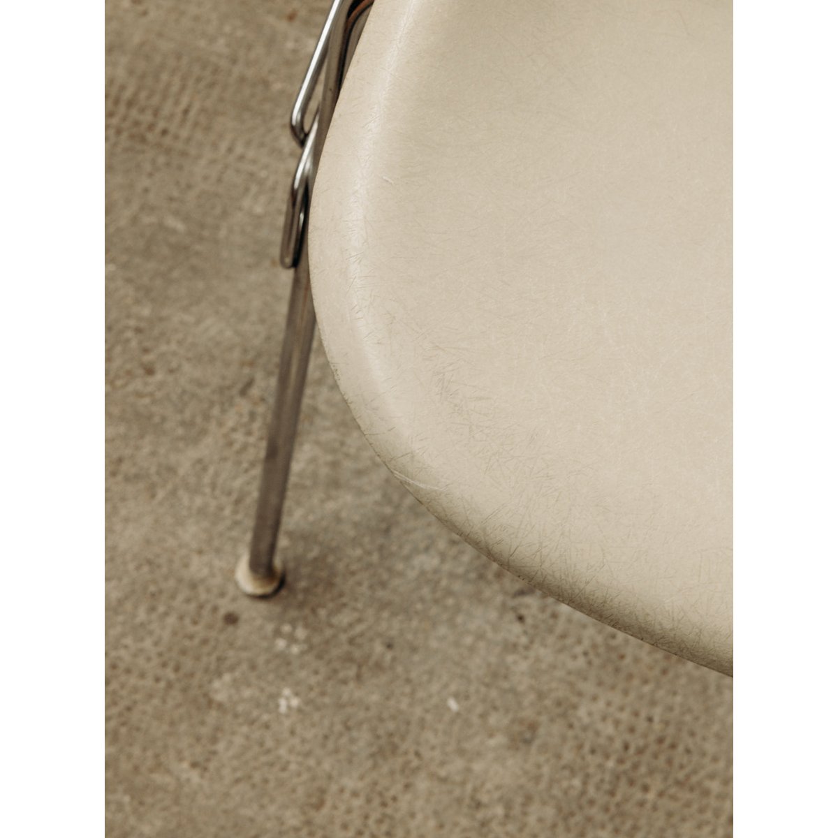 Chaise en métal Diana N°273 - Bon état beige, DEBONGOUT