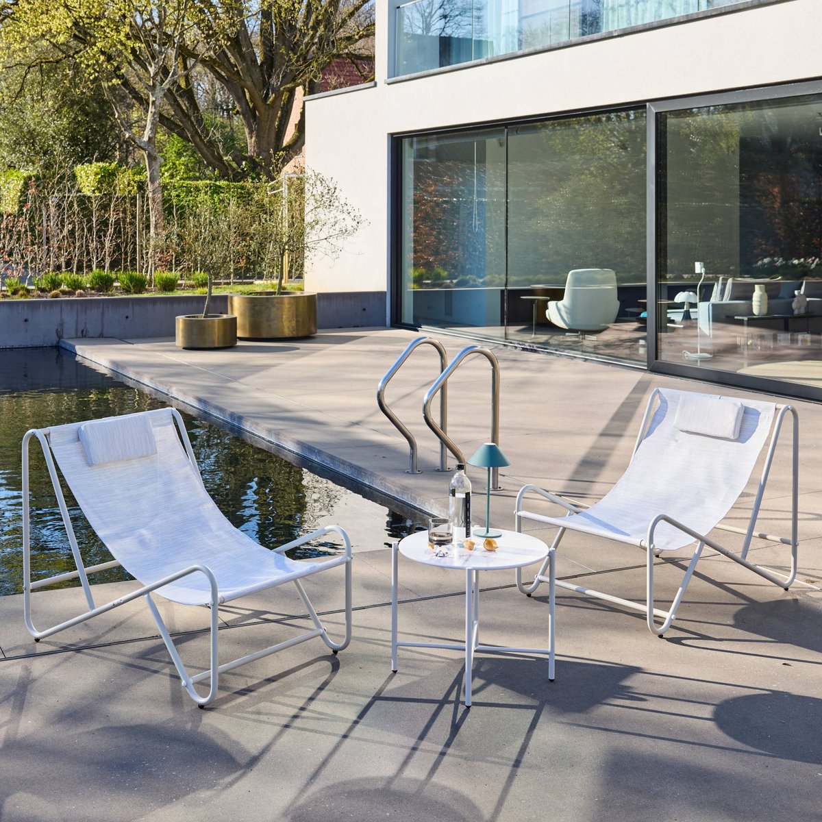 Set de 2 fauteuils relax avec table ronde en acier SALINA beige, SWEEEK