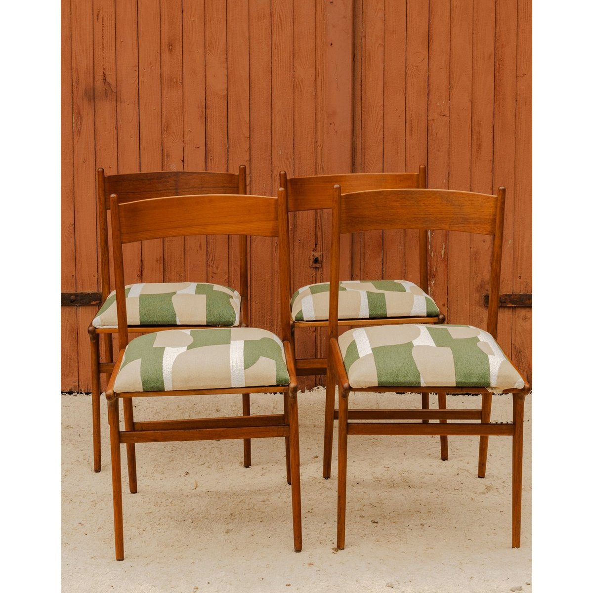 Lot de 4 chaises en bois et tissu Alma N°2077 - Bon état bois foncé, DEBONGOUT